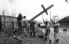 Stawianie przydrożnego krzyża w Górkach Santockich koło Gorzowa