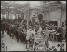 Robotnicy fabryki Pauckscha przy pracy