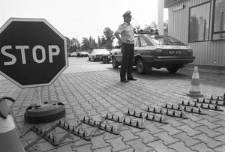 Akcja Milicji Obywatelskiej i Straży Granicznej w Kostrzynie przeciwko przemytnikom kradzionych aut