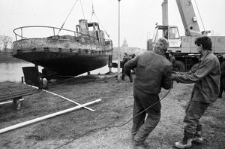 Ustawianie holownika "Sławomir" na brzegu Warty w Gorzowie