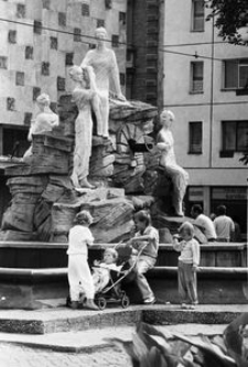 "Prządki" - rzeźba na fontannie Hermanna Pauckscha w Gorzowie